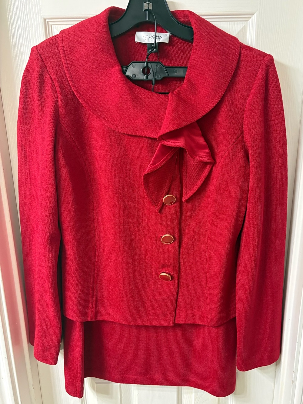 NWT ST JOHN COLLECTION RED KNIT SKIRT SUIT W stylish waved collar-$1900 sz 8-10
